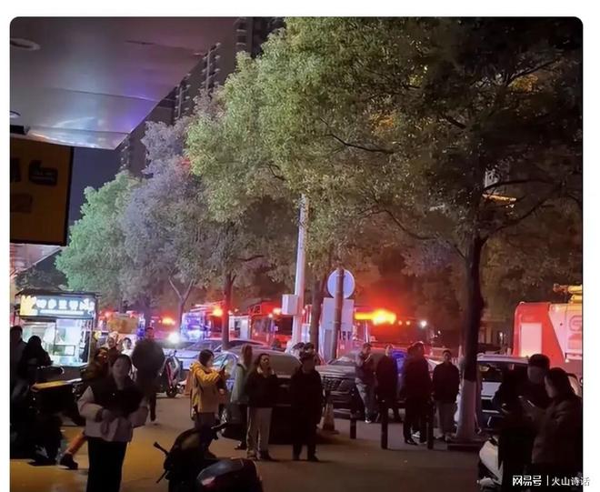 爆炸网友：湘潭也听到巨响以为放烟花…龙8游戏国际登录长沙一小区一栋楼突发(图3)